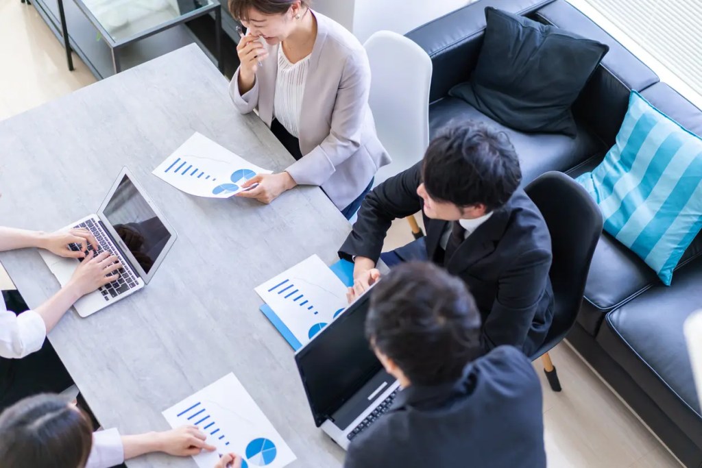 チェックリストツールの導入を検討している様子